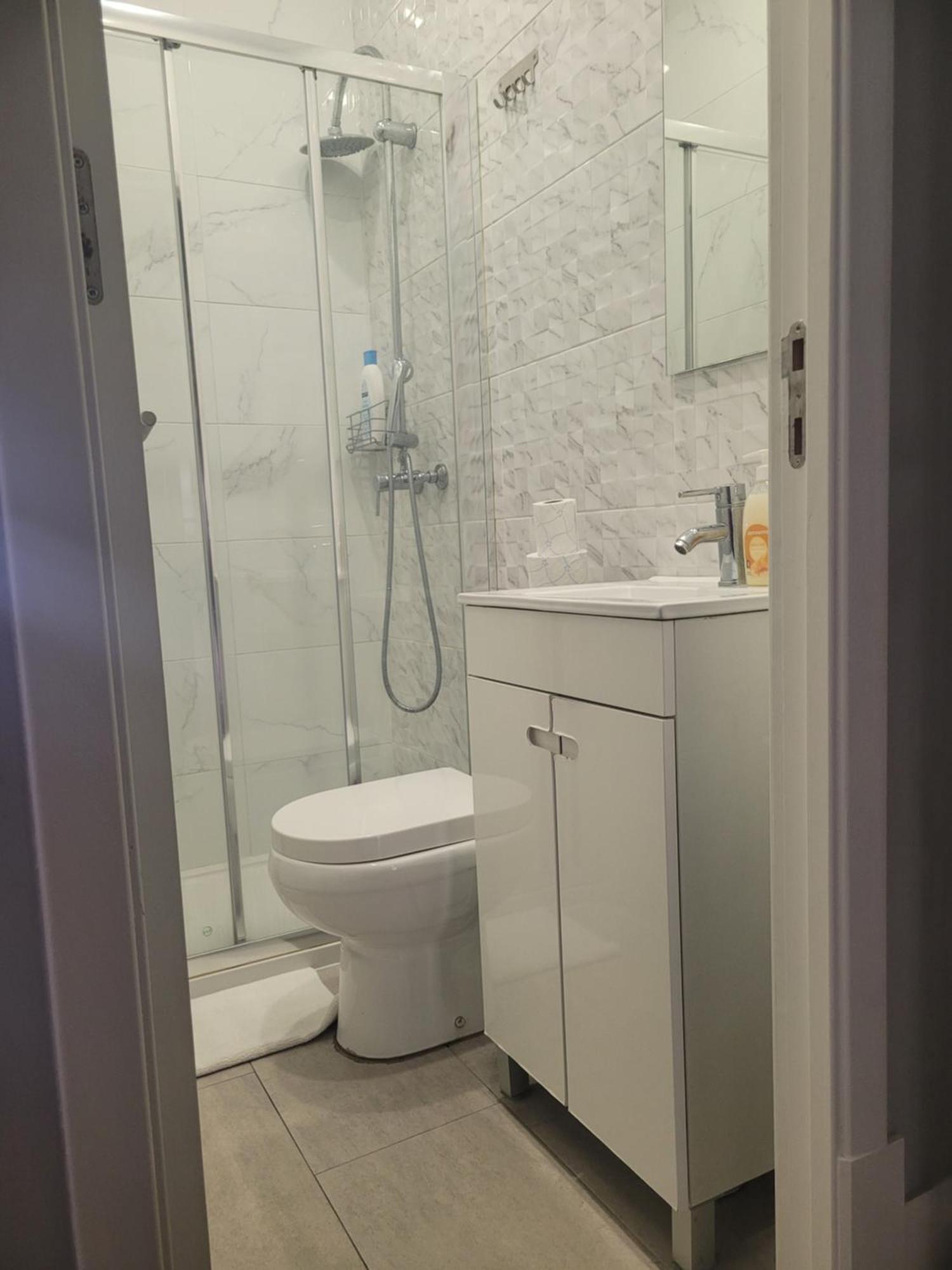 Residencial Valentina Ξενοδοχείο Lisboa Εξωτερικό φωτογραφία A shower room