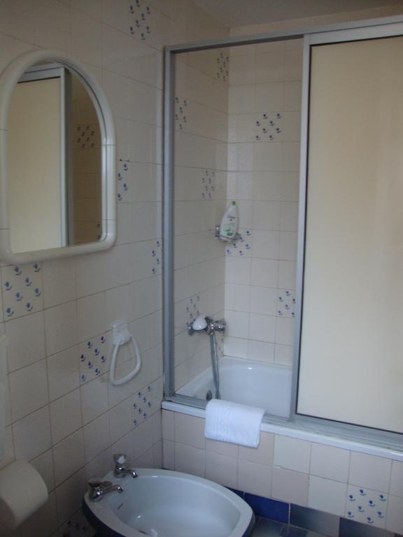 Residencial Valentina Ξενοδοχείο Lisboa Εξωτερικό φωτογραφία A shower door